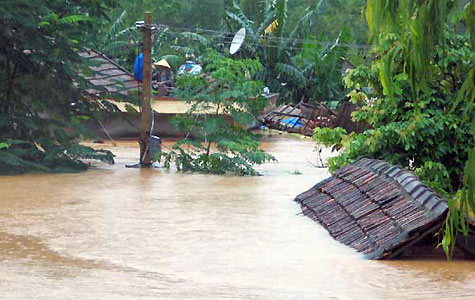 Vietnamese Embassy in Laos supports flood victims